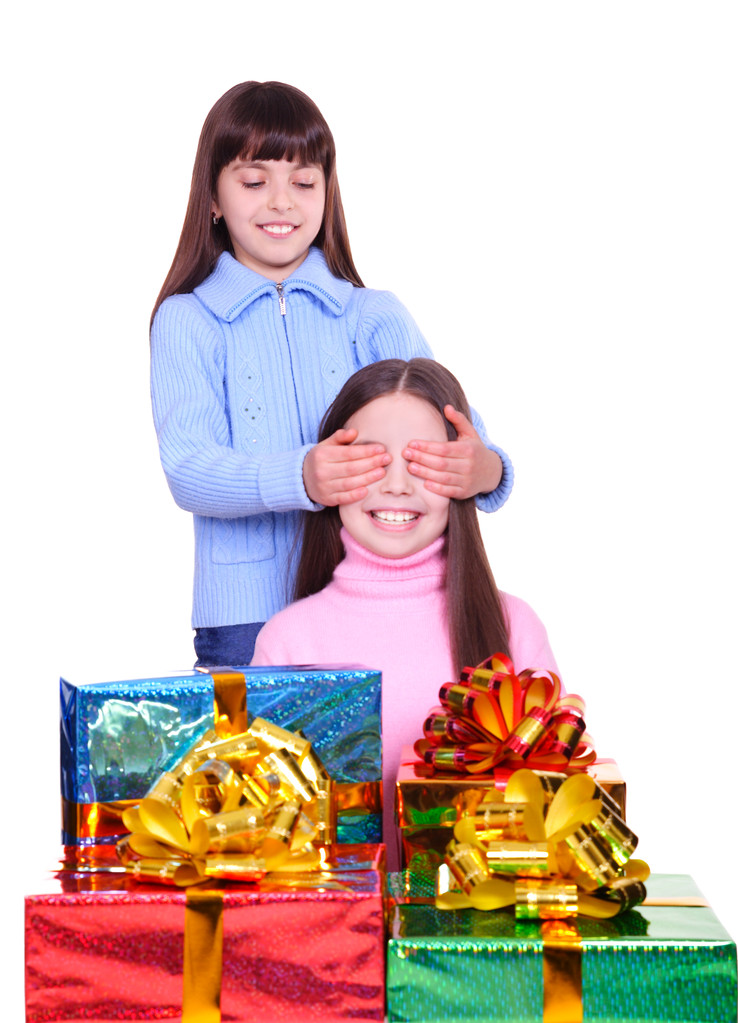 hediye kutuları ile iki küçük kız. beyaz izole - Fotoğraf, Görsel