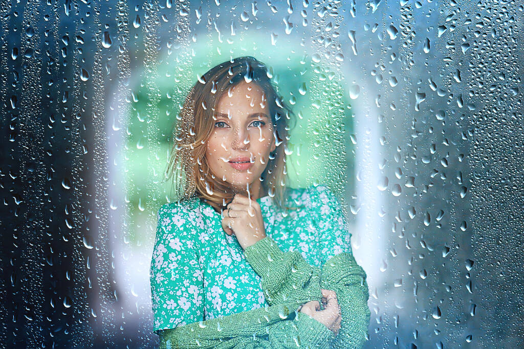 romantika portrét déšť dívka, mokré kapky krásná fena - Fotografie, Obrázek