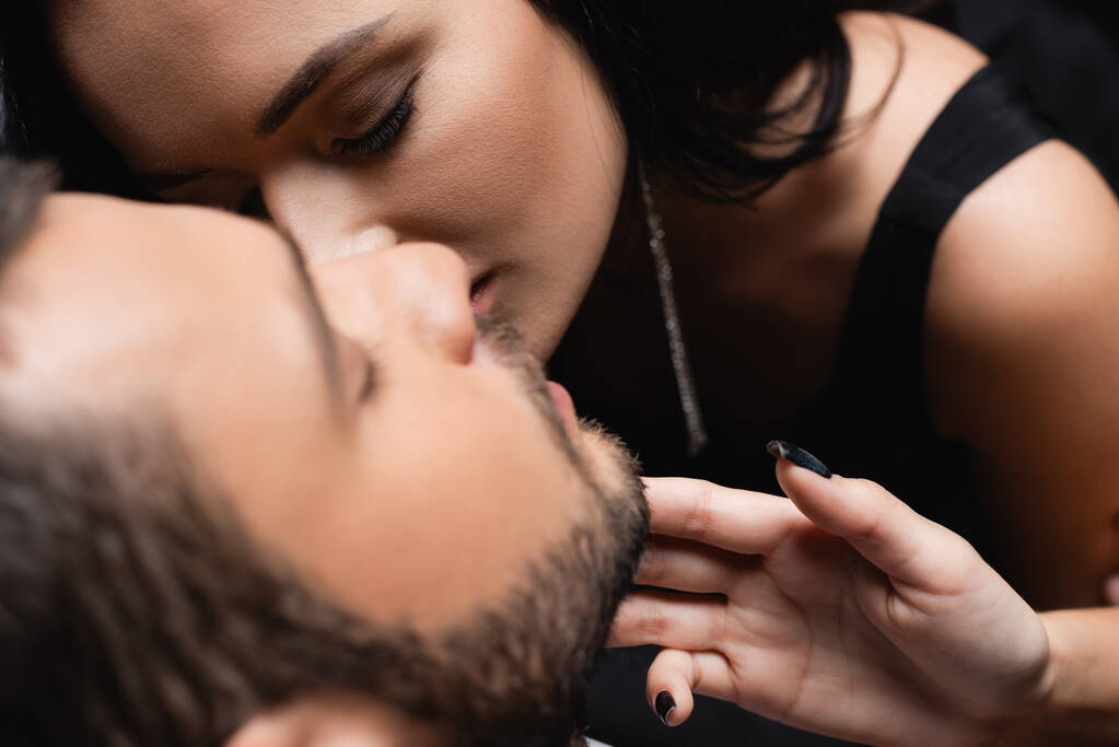 apasionada mujer besos joven hombre en borrosa primer plano - Foto, imagen