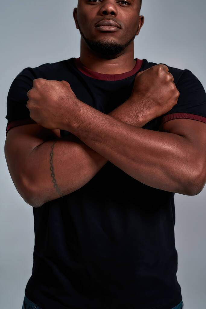 Musculoso afroamericano hombre con las manos cruzadas - Foto, imagen