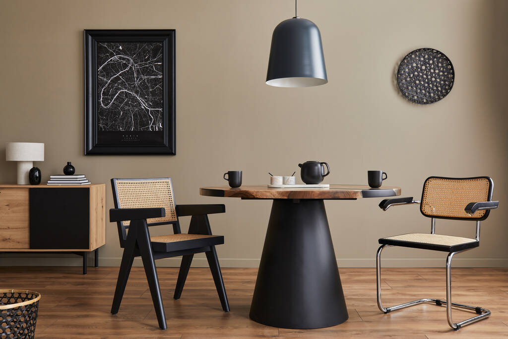Moderni koostumus ruokasali sisustus design puinen pöytä, tyylikäs tuolit, koristelu, teekannu, kupit, alus, lipasto, musta mallintaa juliste kartta ja tyylikäs tarvikkeet sisustus. Malli - Valokuva, kuva