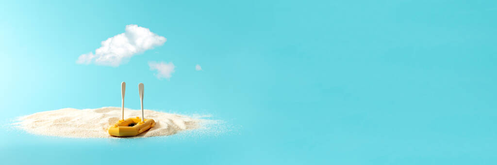 Bannière 3 : 1. Concept de plage tropicale en sable et bateau avec pagaies sur fond bleu. Concept de vacances d'été créatif - Photo, image