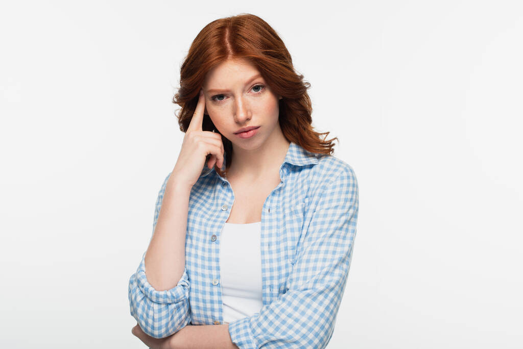 chère rousse femme en chemise à carreaux bleu isolé sur blanc - Photo, image