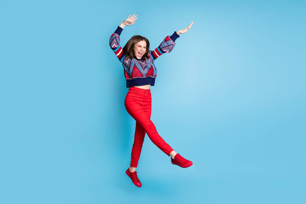 Teljes hossz testméret kilátás vonzó őrült vicces vidám lány jumping szórakozás jó hangulat elszigetelt felett fényes kék színű háttér - Fotó, kép