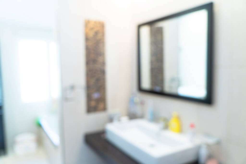 Абстрактний розмитий сучасний фон інтер'єру ванної кімнати. Сучасний фон інтер'єру ванної кімнати з боке-світлом. Розмитий вид на стильну сучасну ванну кімнату з туалетно-косметичними засобами
 - Фото, зображення
