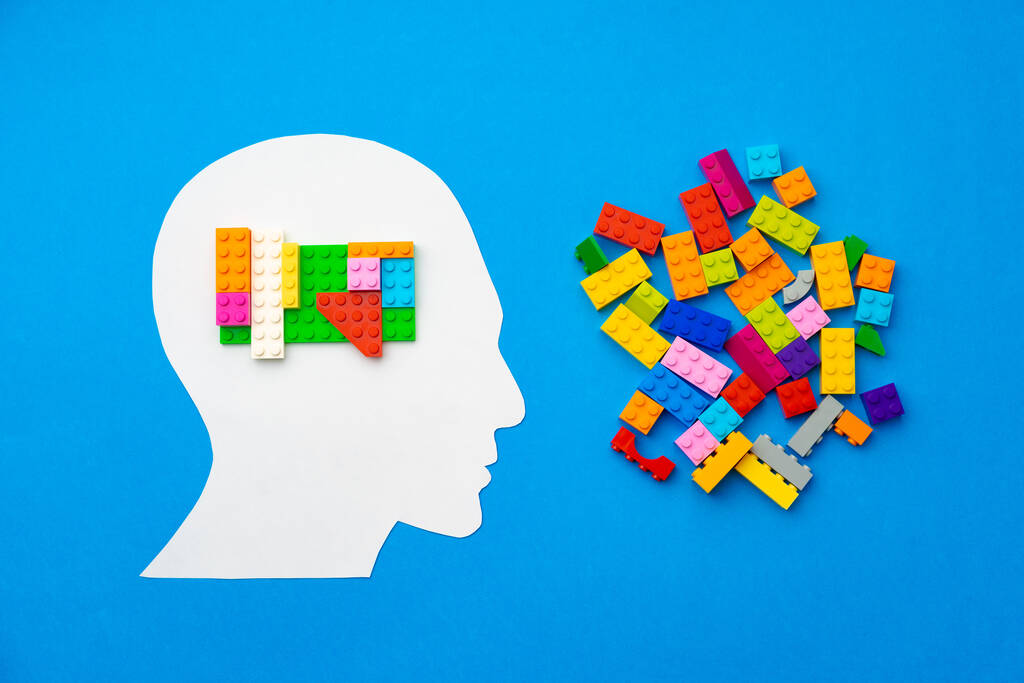 Silhueta de papel de cabeça humana com peças de construtor coloridas - Foto, Imagem