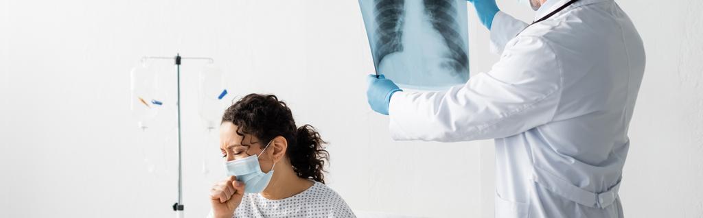 orvos latex kesztyű gazdaság tüdő röntgen közelében afro-amerikai nő köhögés orvosi maszk, banner - Fotó, kép