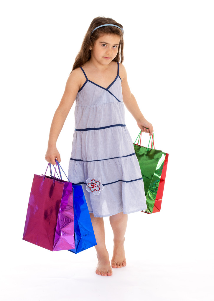 маленькая девочка с пакетами
 - Фото, изображение