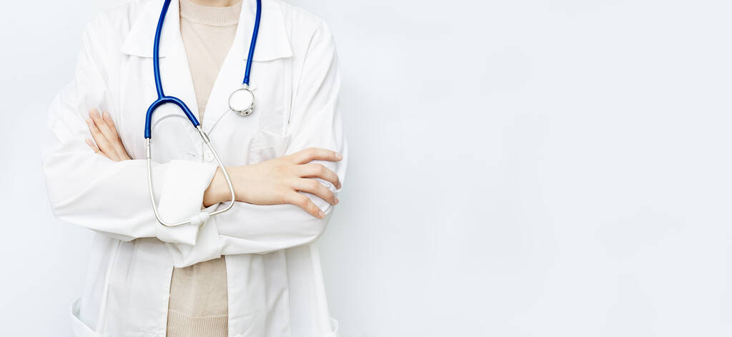 Лікар-лікарка в білому пальто зі стетоскопом. Охорона здоров'я та медична концепція
. - Фото, зображення