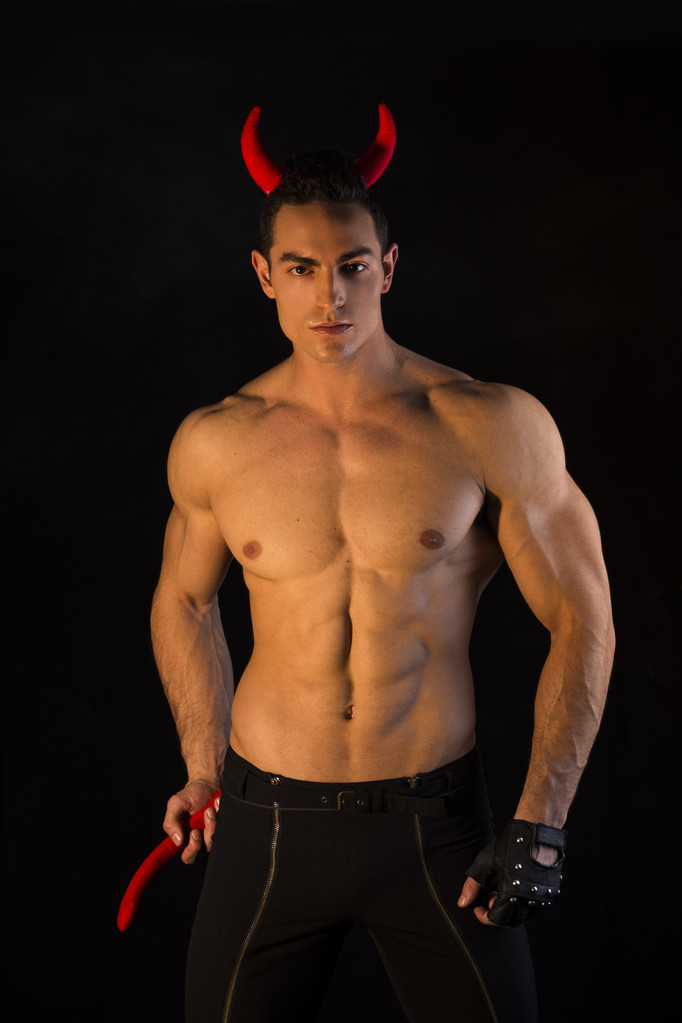 shirtless μυϊκή άντρας bodybuilder ντυμένος με κοστούμι διάβολος  - Φωτογραφία, εικόνα
