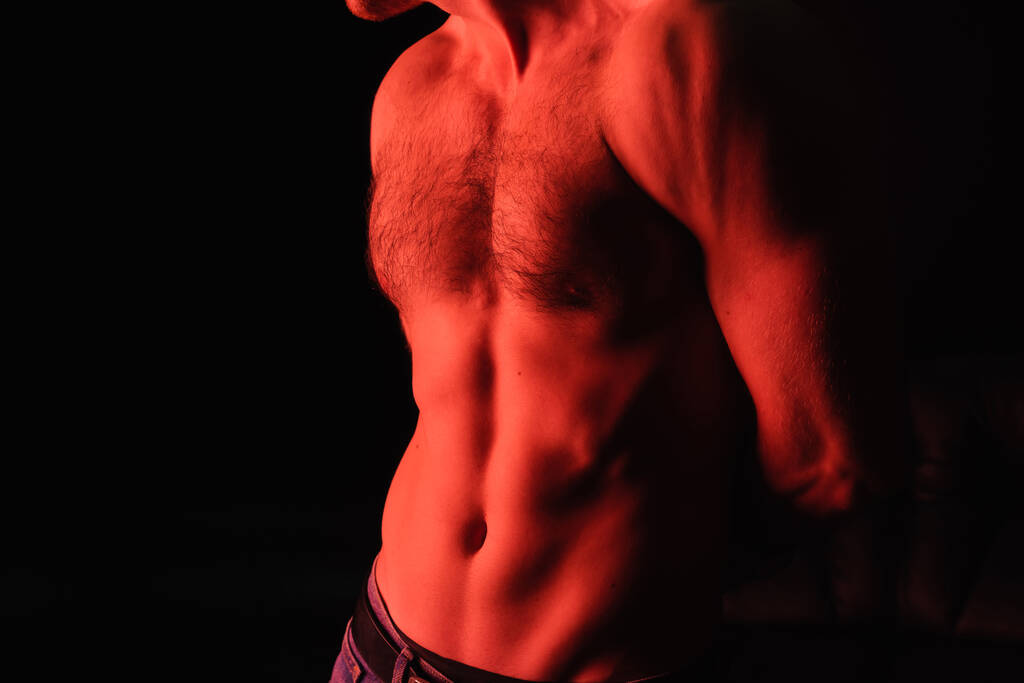 обрезанный вид сексуального мужчины без рубашки, стоящего изолированно на черном  - Фото, изображение