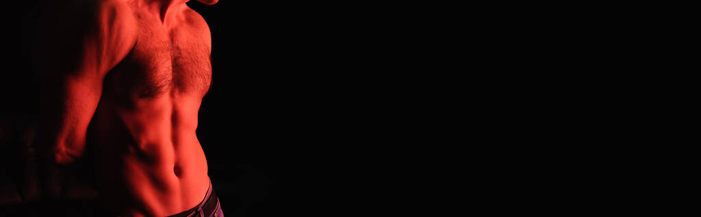 corte vista de sexy shirtless homem de pé isolado no preto, banner - Foto, Imagem