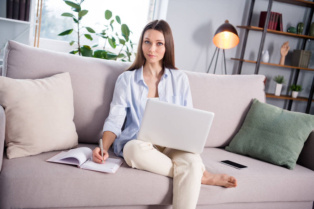Foto de agradável otimista morena longo penteado senhora sentar com laptop escrever camisa de desgaste em casa - Foto, Imagem