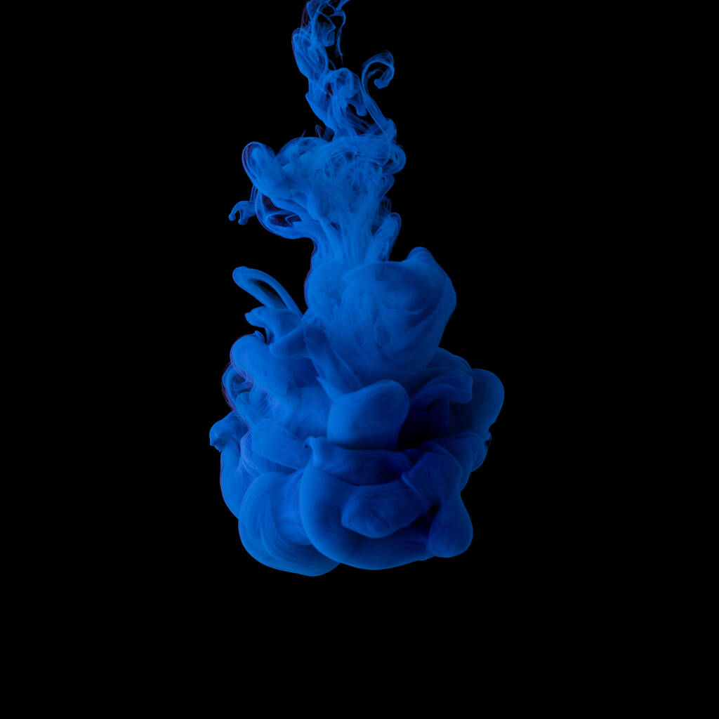 Explosión de líquidos coloreados, fluidos y neonificados sobre fondo de estudio negro con copyspace - Foto, Imagen