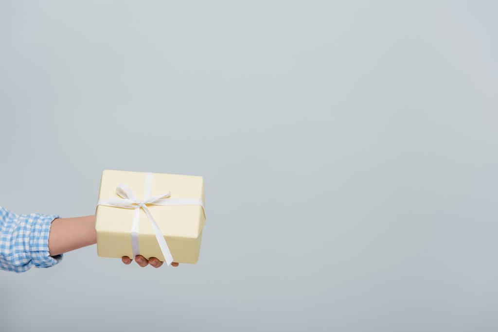 Gri üzerinde kopya alanı olan hediye kutusu olan kadının kısmi görünümü - Fotoğraf, Görsel
