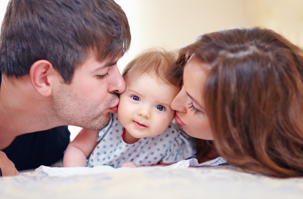 família feliz com bebê bebê menina em casa
 - Foto, Imagem