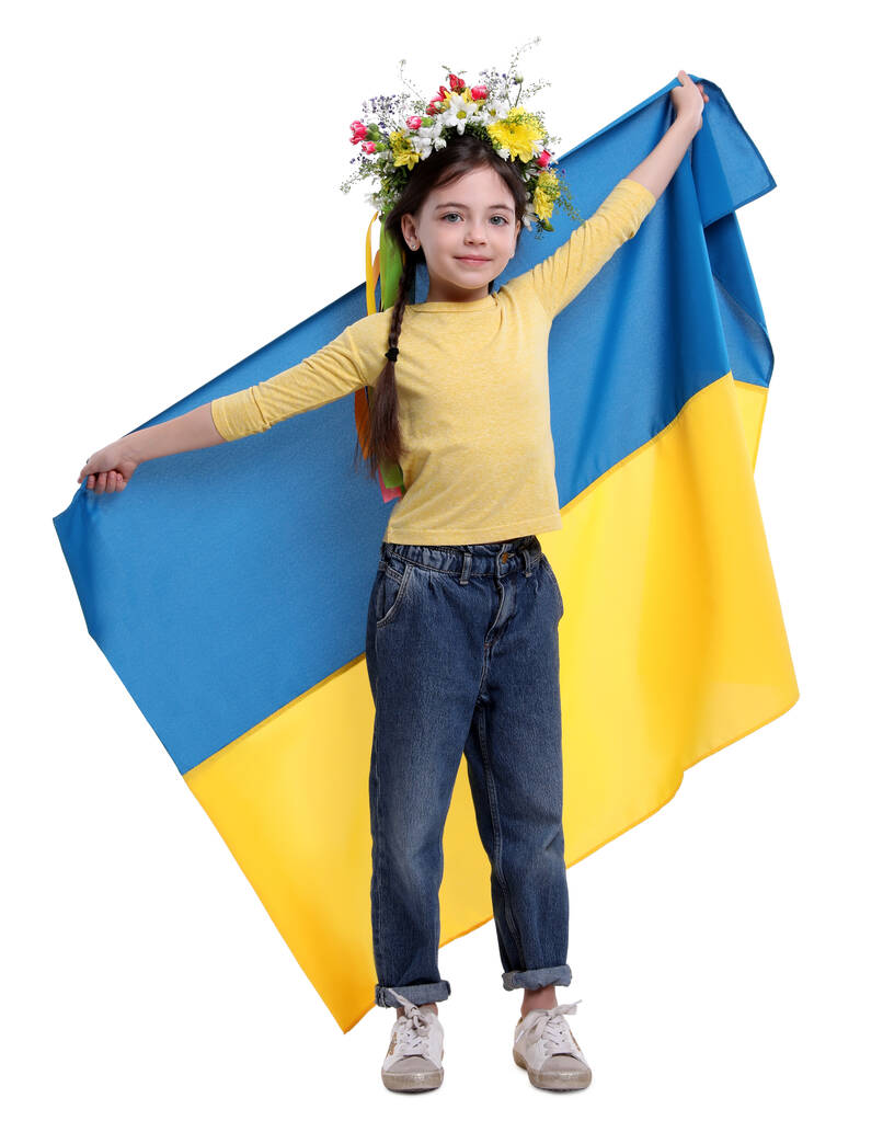 Κοριτσάκι σε στεφάνι λουλούδι με σημαία της Ουκρανίας σε λευκό φόντο - Φωτογραφία, εικόνα