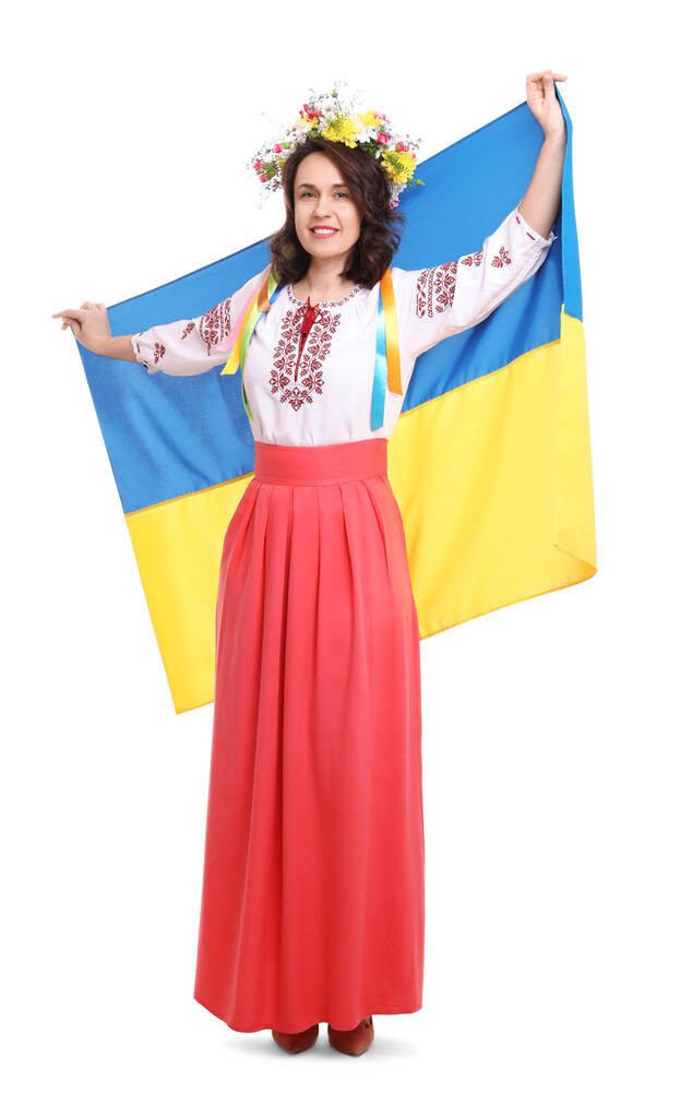 Beyaz arka planda Ukrayna bayrağı olan ulusal giysili mutlu bir kadın. - Fotoğraf, Görsel