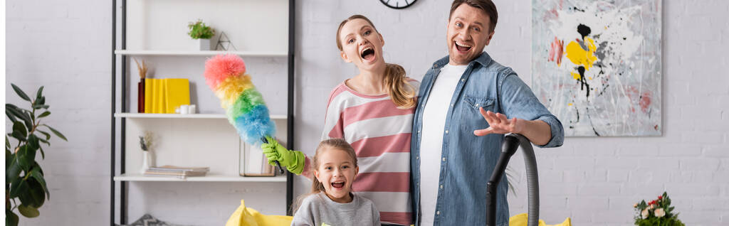 Hämmästyttävä perhe siivoustarvikkeet katselee kameraa, banneri - Valokuva, kuva