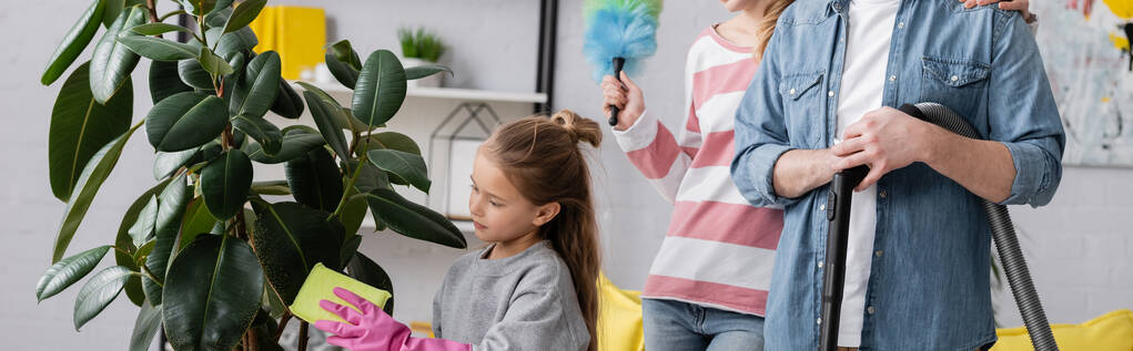 Рослина для прибирання дітей біля батьків з приладдям для прибирання, банер
  - Фото, зображення