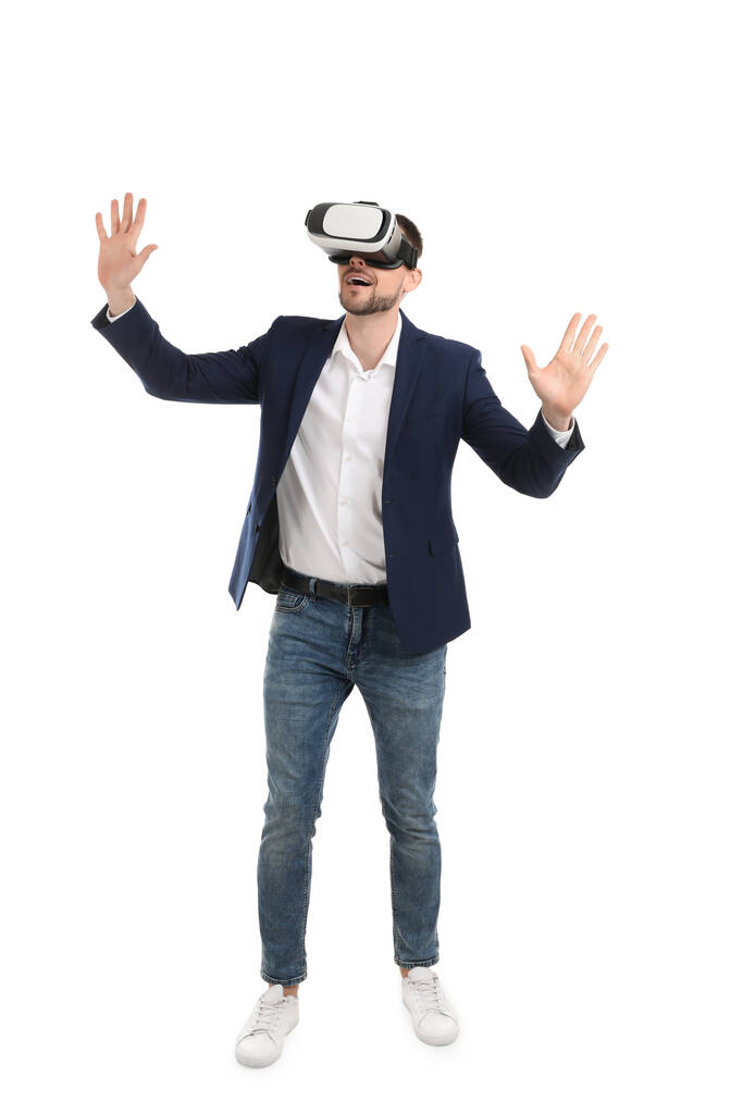 Hombre usando auriculares de realidad virtual sobre fondo blanco - Foto, imagen