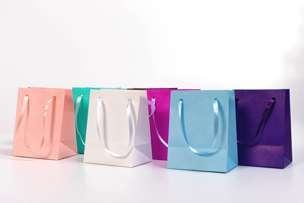 kleurrijke papieren boodschappentassen geïsoleerd op witte achtergrond, model voor ontwerp - Foto, afbeelding