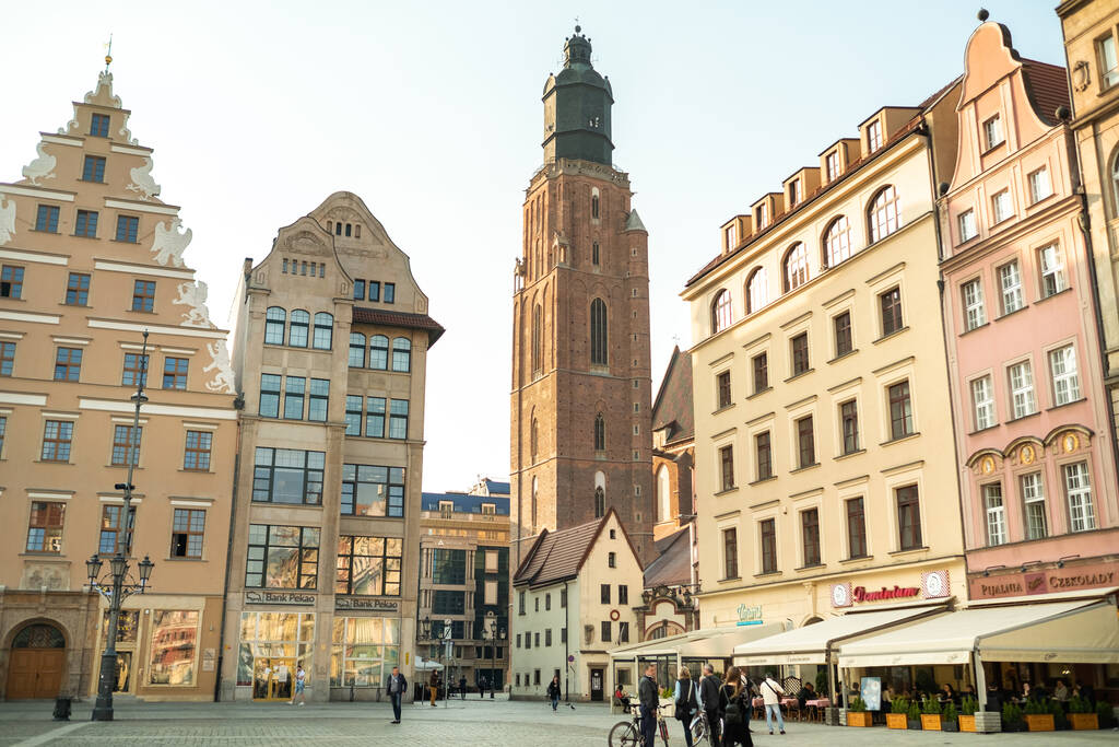 WROCLAW, POLOGNE-8 avril 2019 : Vue de la place du marché dans la vieille ville de Wroclaw. Wroclaw est la capitale historique de la Basse-Silésie. - Photo, image