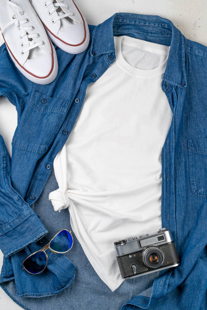 Valkoinen T-paita, jossa on tekstipaikka. Sininen farkkupaita, lenkkarit, lasit - vaatteita kävelyyn. T-paitamallinnus painatusta varten. Tyylikäs pakkaus. Kopioi tila. - Valokuva, kuva