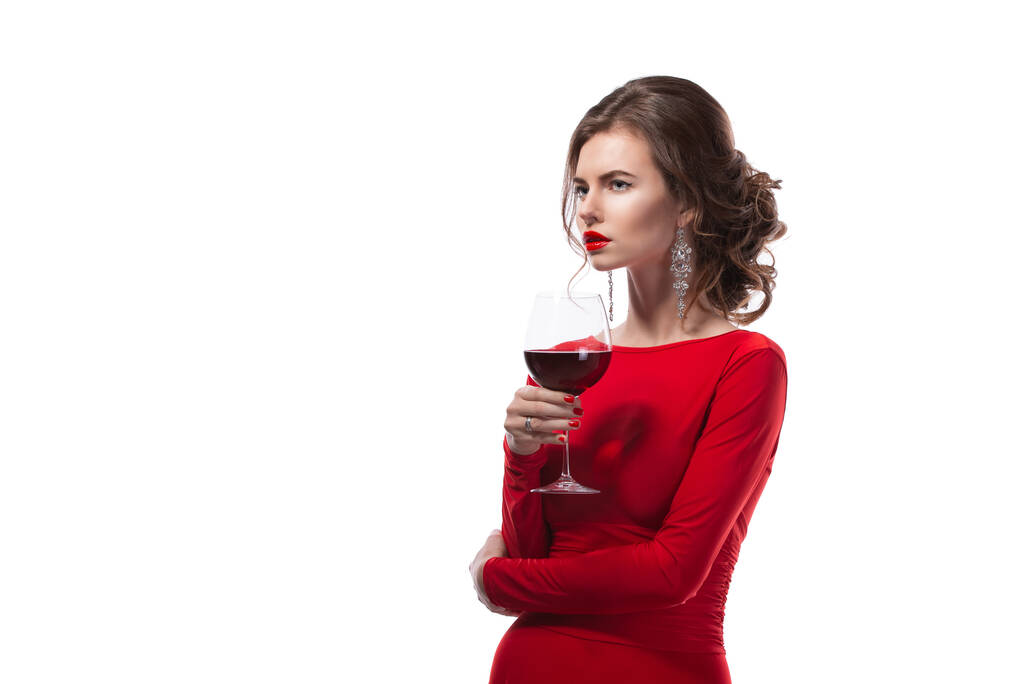 Krásná žena drží sklenici vína na bílém pozadí - Fotografie, Obrázek