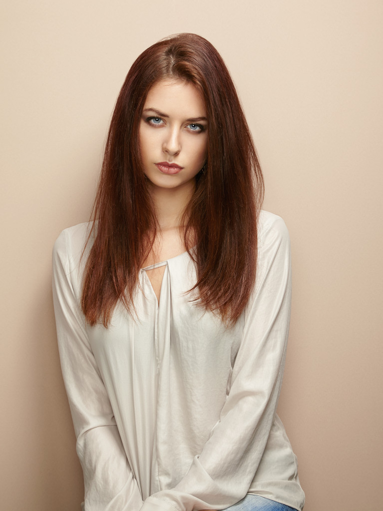 πορτρέτο του όμορφη κοπέλα με καστανά μαλλιά. - Φωτογραφία, εικόνα