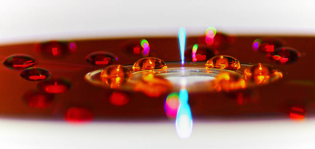 Un colpo panoramico di piccole gocce d'acqua su CD su una superficie bianca - Foto, immagini