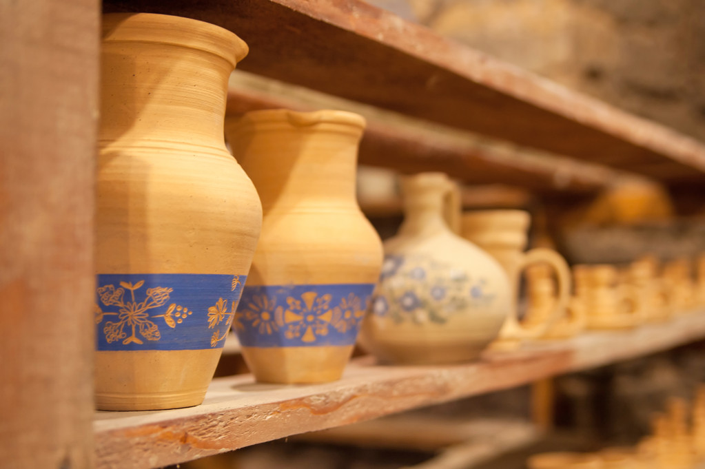 Pratos de cerâmica nas prateleiras
 - Foto, Imagem