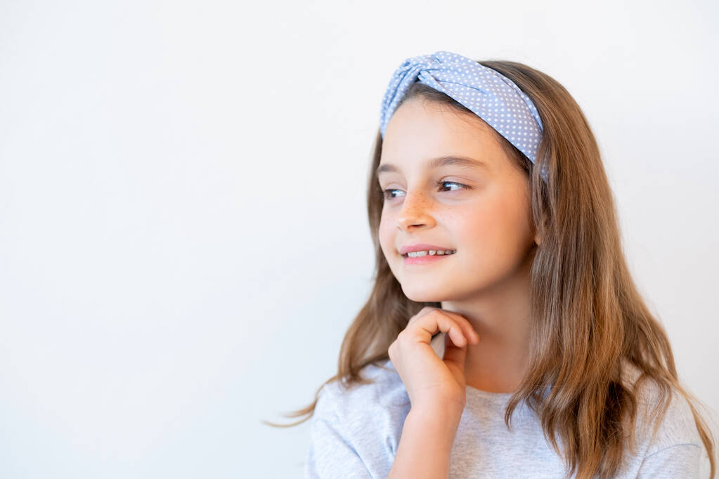 nieuwsgierig kind portret kind mode geïnspireerd meisje - Foto, afbeelding