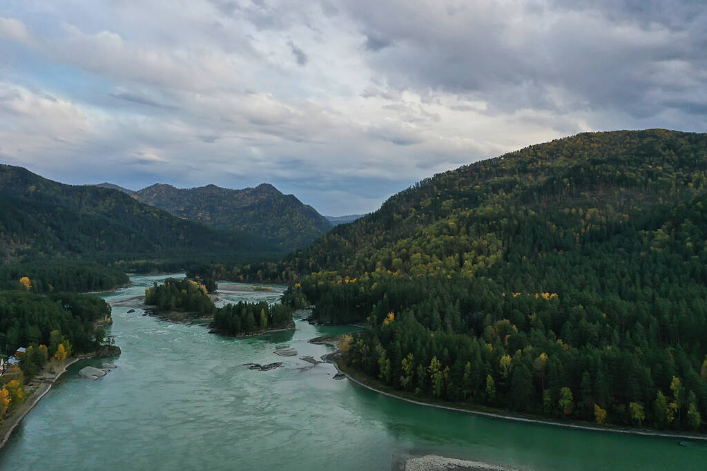 góra altai rzeka szczyt widok dron, krajobraz altai turystyka widok z góry - Zdjęcie, obraz