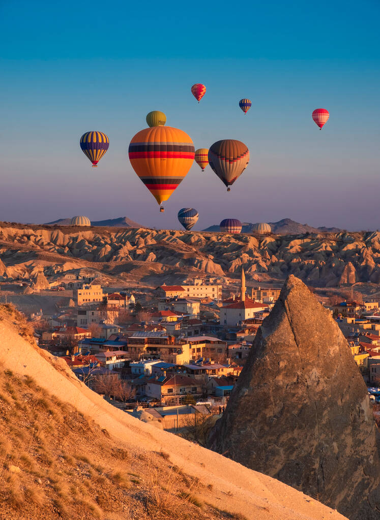29 de marzo, 21 Goreme Capadocia Turquía globos de aire caliente vuelan al amanecer sobre las montañas  - Foto, imagen