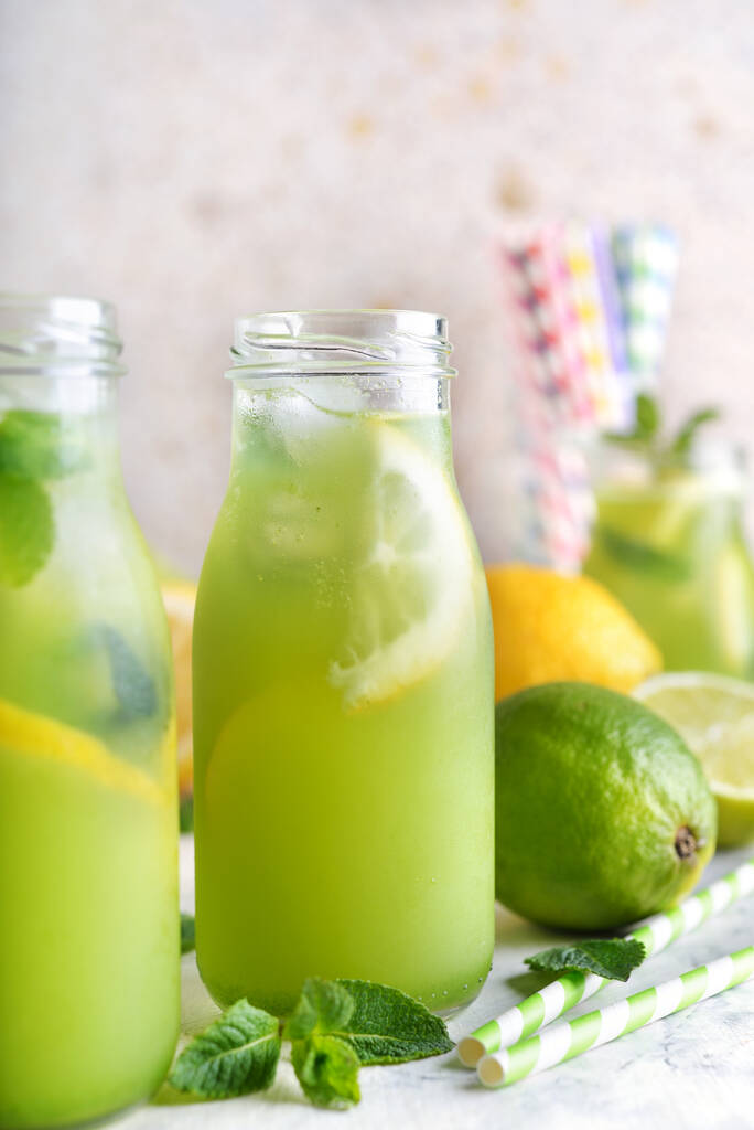 Menthe limonade au citron et citron vert sur fond blanc - Photo, image
