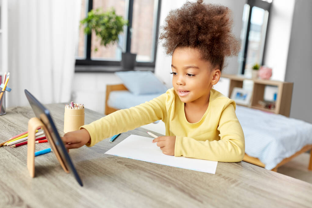 niña africana con tableta pc dibujo en casa - Foto, Imagen