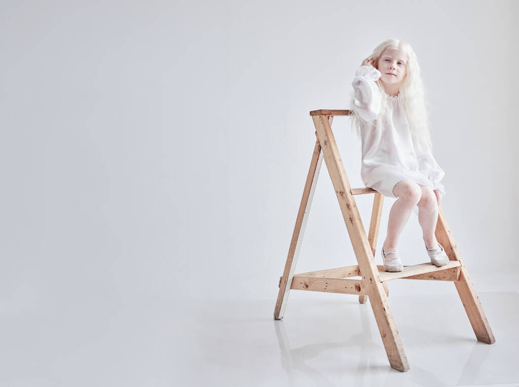 albino menina sentado na escada - Foto, Imagem