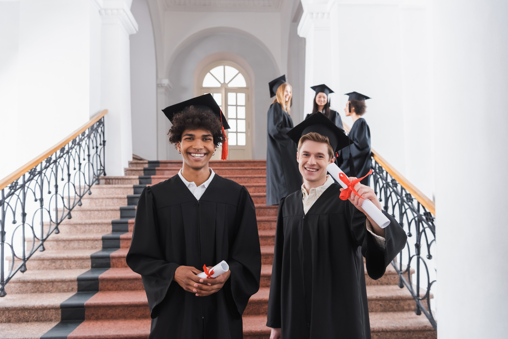 Estudantes inter-raciais positivos titulares de diplomas na universidade  - Foto, Imagem