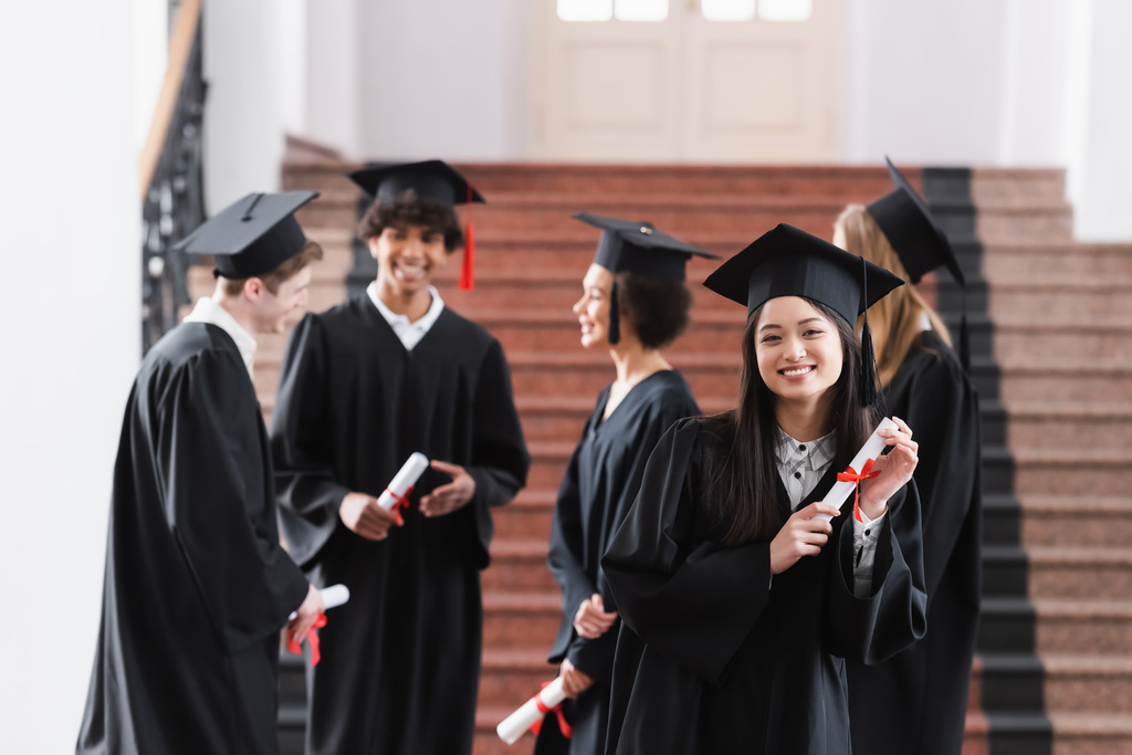 Boldog ázsiai diplomás gazdaság diploma közelében multietnikus barátok  - Fotó, kép