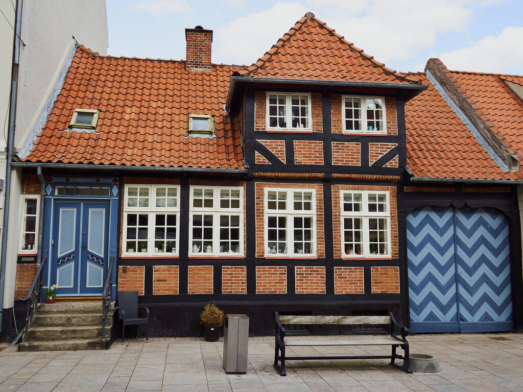 Danimarka 'nın Faaborg Funnen limanında eski evleri olan güzel, küçük bir sokak. - Fotoğraf, Görsel