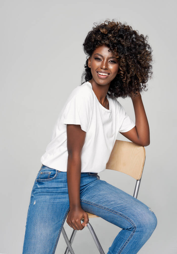 Lifestyle-Foto einer jungen lächelnden schwarzen Frau mit Afro-Frisur - Foto, Bild