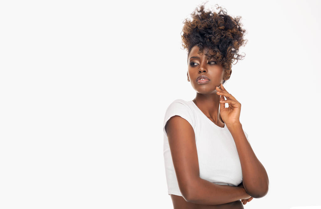 Porträt einer attraktiven schwarzen Frau auf weißem Hintergrund - Foto, Bild