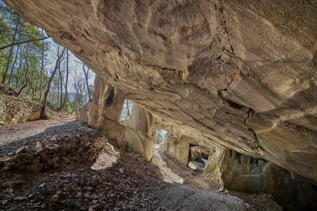 Piękna jaskinia wapienna, Stare Oolityczne kamieniołomy w Massonie, wydobyty kamień, zwany "kamieniem posągowym" Arco, Włochy. Bosko Caproni - Zdjęcie, obraz