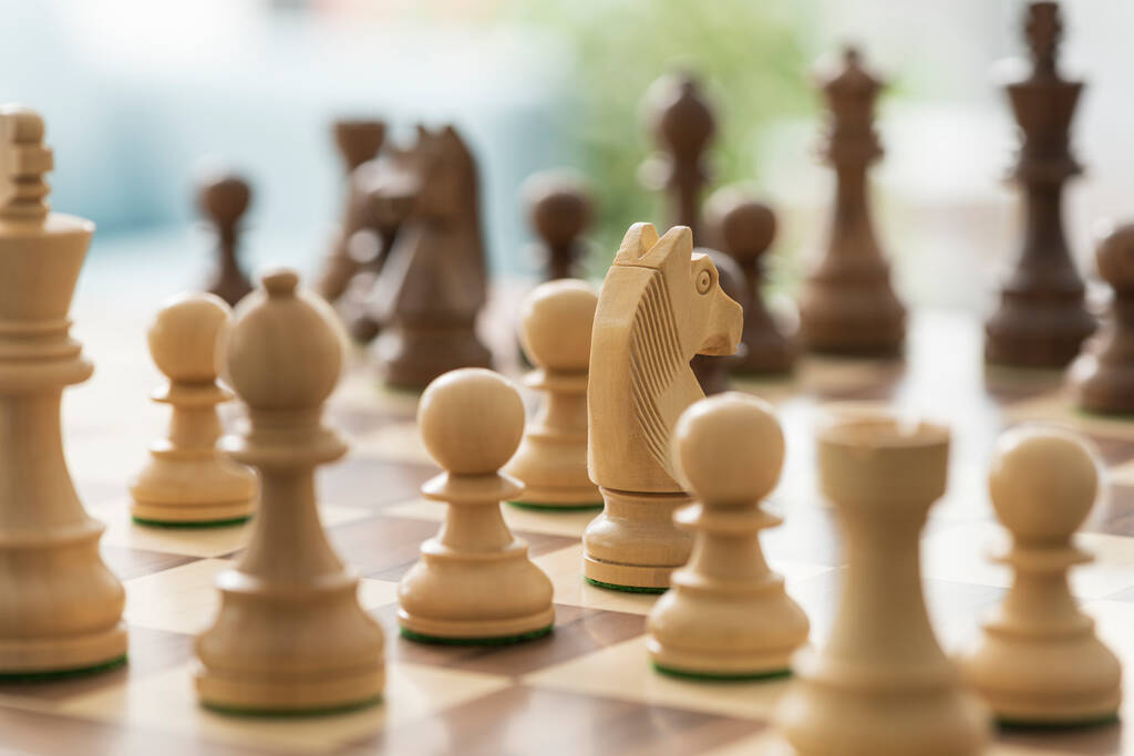 Šachové figurky uspořádané na šachovnici připravené ke hře - Fotografie, Obrázek