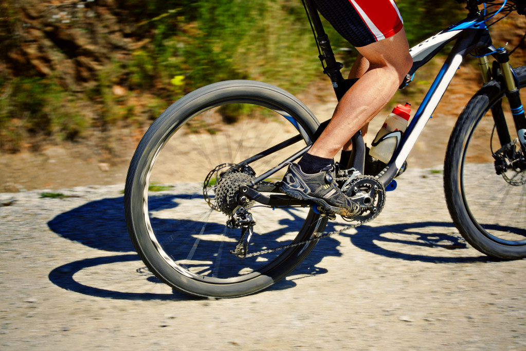 山丘の歩道上自転車ライダー - 写真・画像