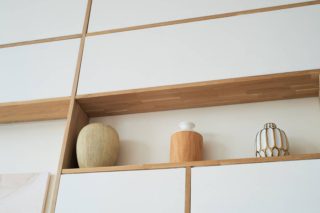 Eleganti vasi di design si trovano sugli scaffali del rack leggero. Il design della stanza. - Foto, immagini