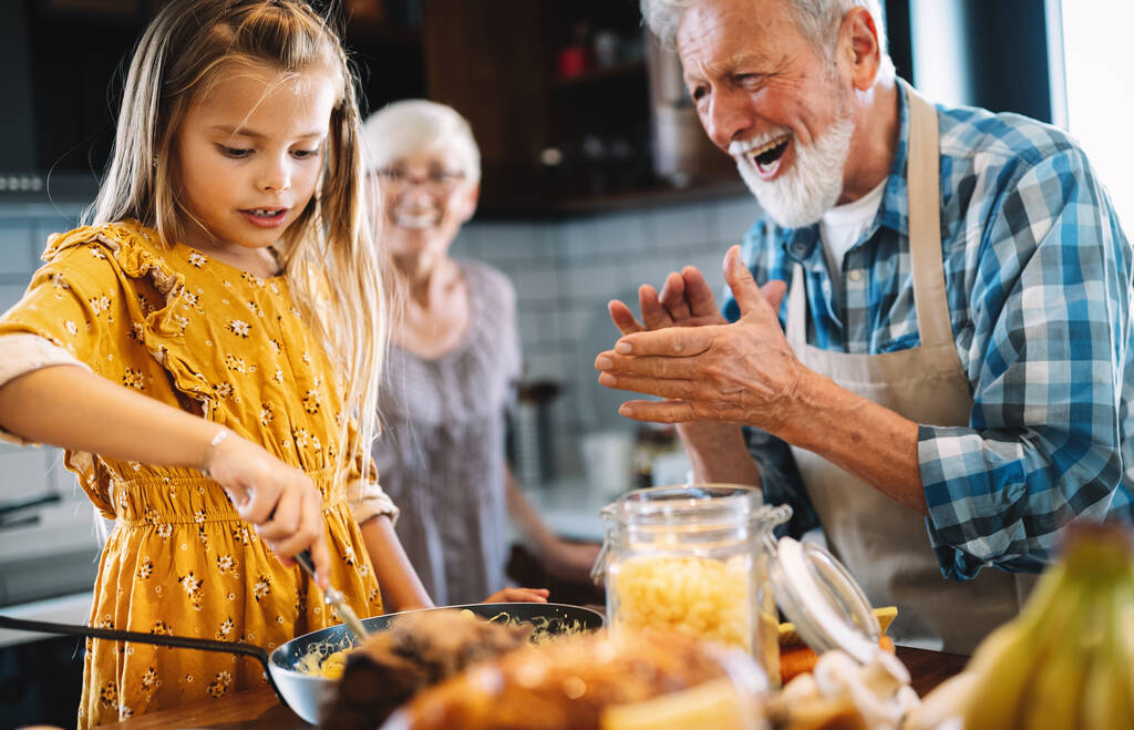 Abuelos desayunando con su nieta en casa - Foto, Imagen