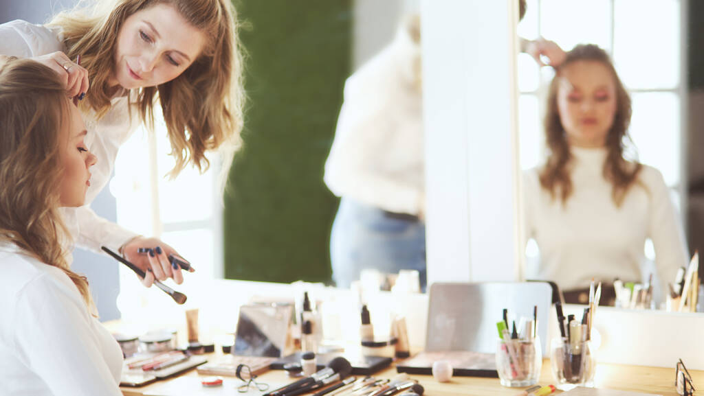 Make-up-Artist macht professionelles Make-up für junge Frau - Foto, Bild