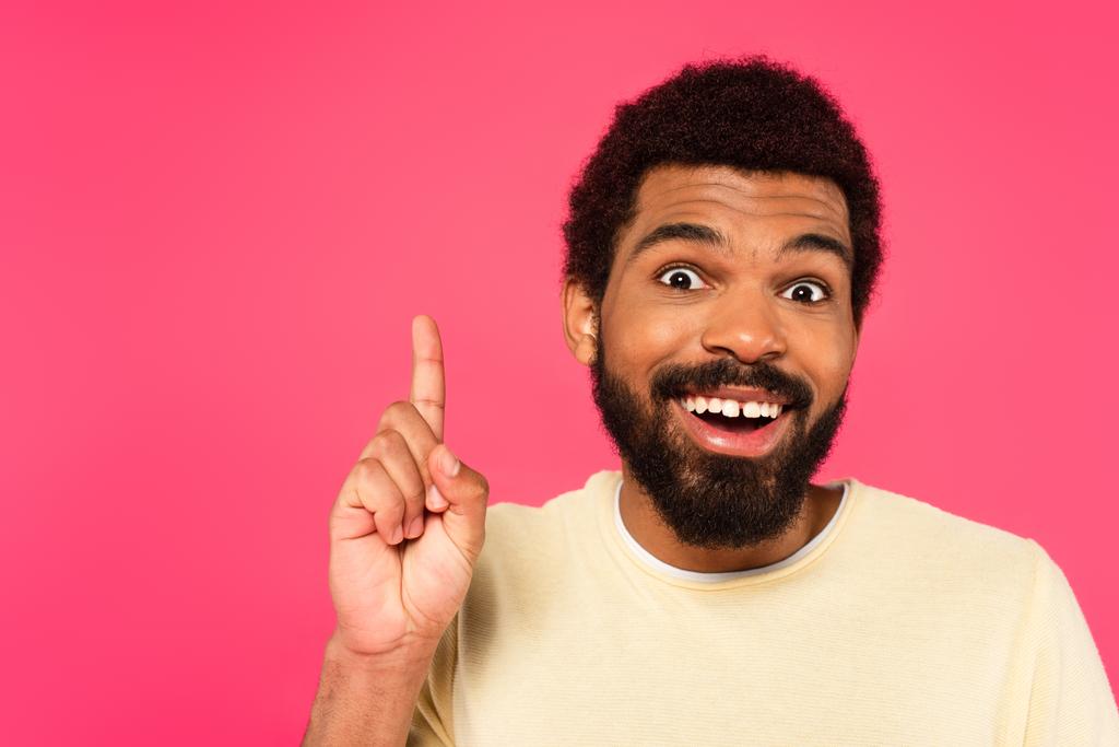 hombre afroamericano excitado teniendo idea aislado en rosa - Foto, Imagen